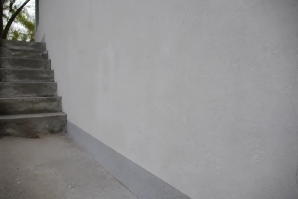 Enduit etanche applique sur mur avec fissures fines