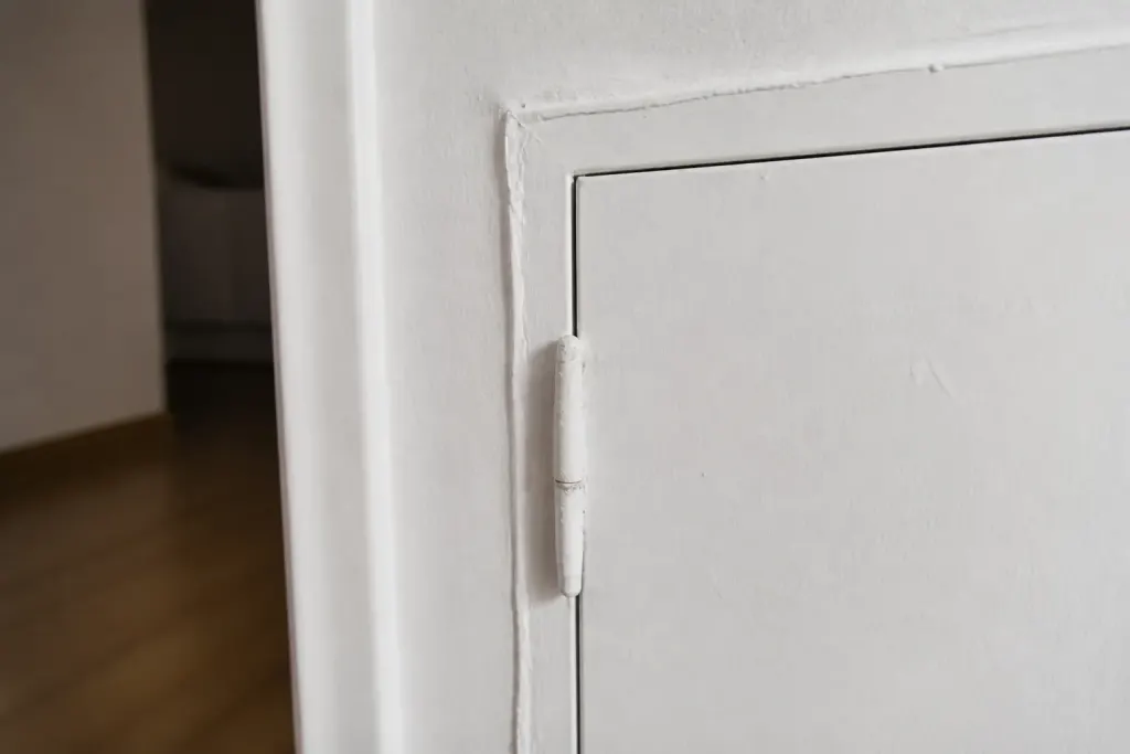 Panneau dormant charniere ouverture mur mastic blanc