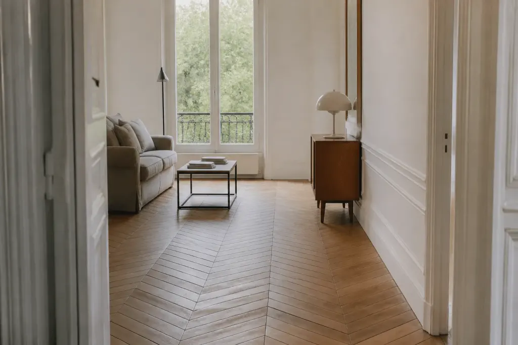 Parquet en chevrons élargissant visuellement un salon étroit