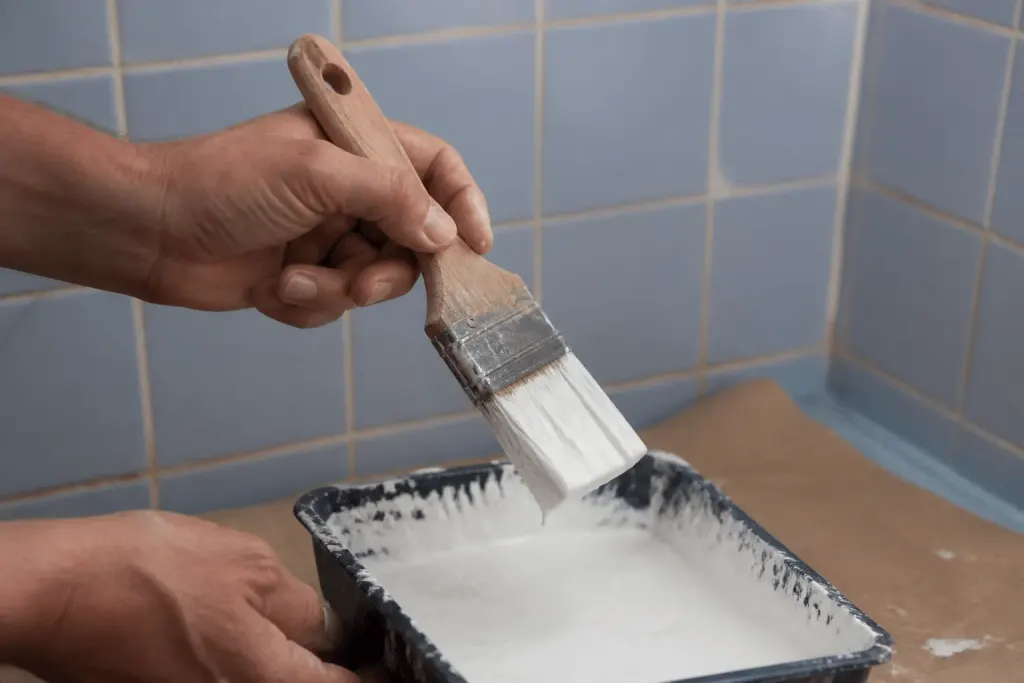 Carrelage salle bain preparation pinceau peinture blanche