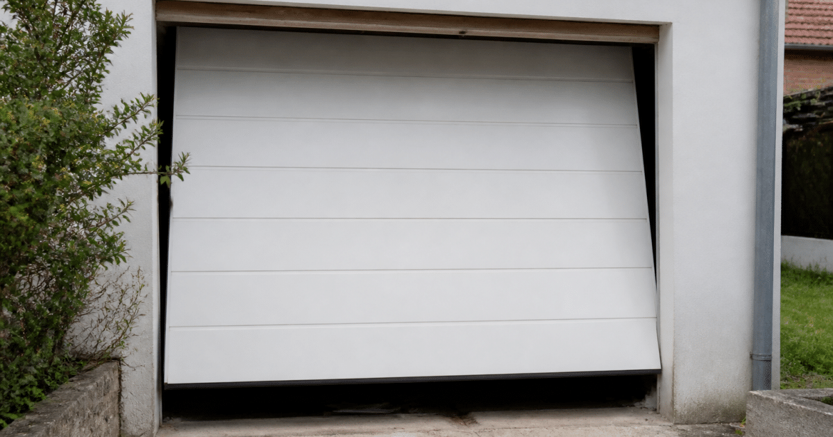 Porte garage basculante recouverte isolant thermique blanc epais