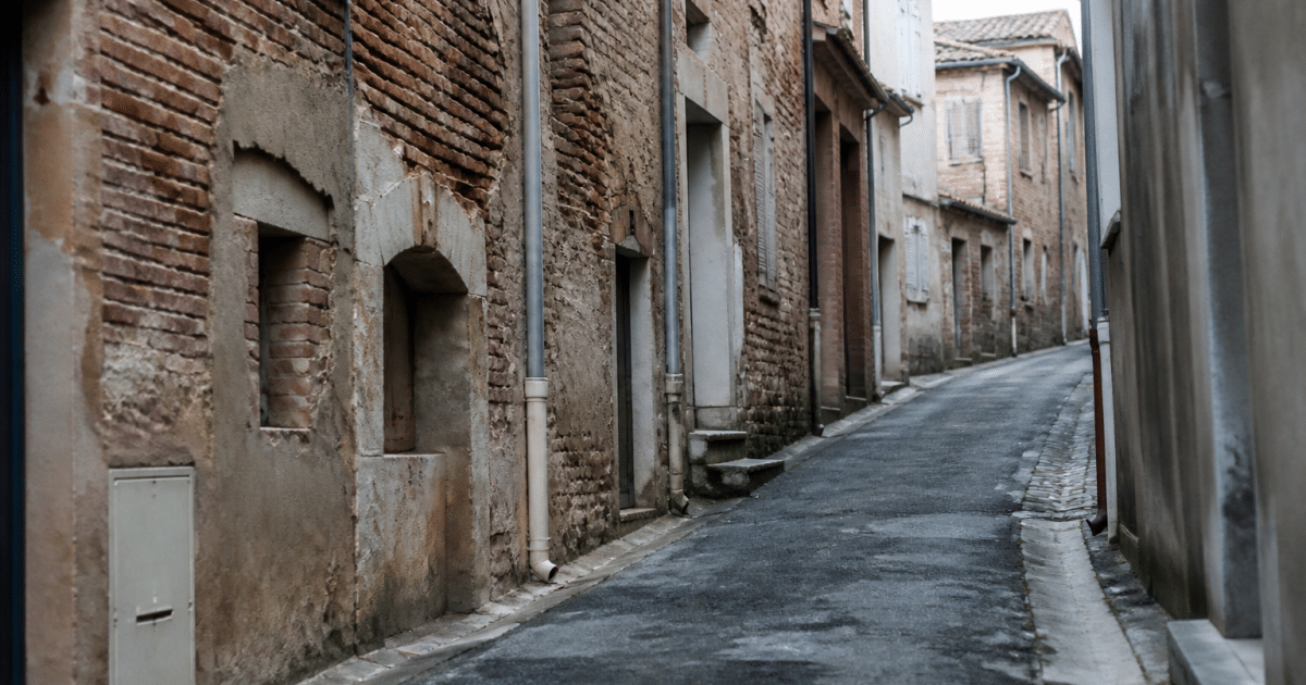 Rues etroites d'Albi avec batiments delabres et decrits