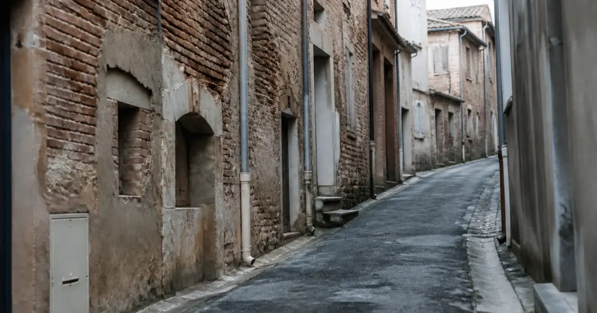 Rues etroites d'Albi avec batiments delabres et decrits