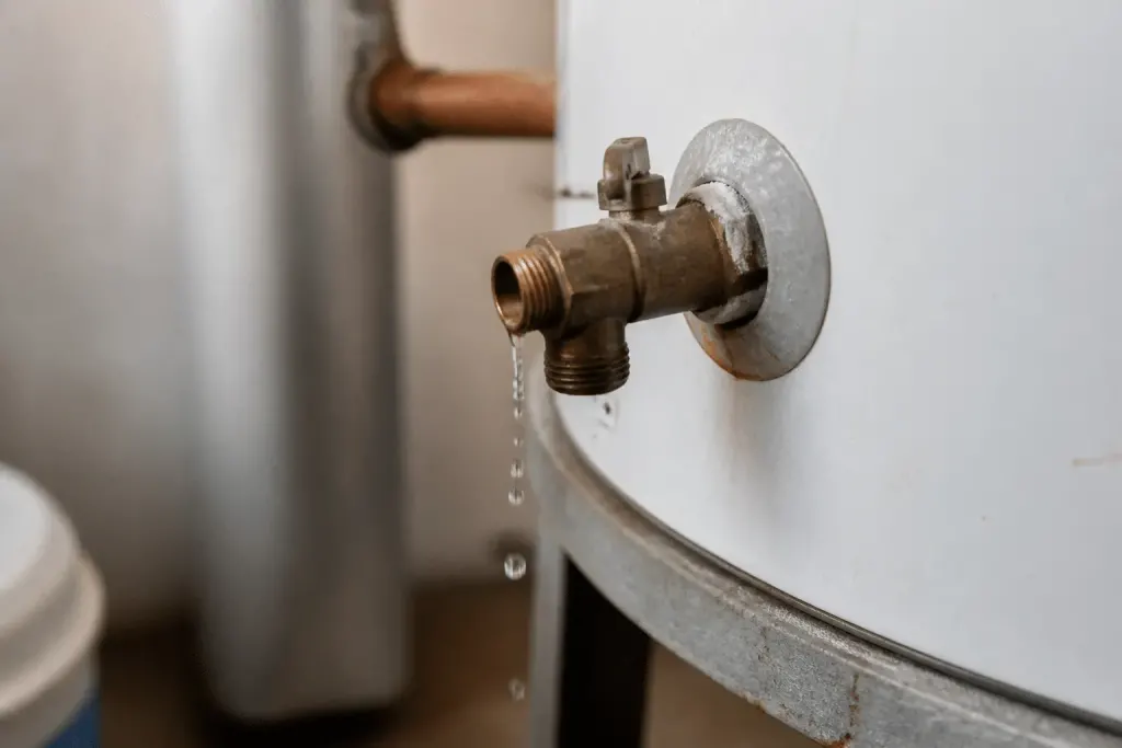 Soupape de chauffe-eau avec gouttes d'eau tombant régulièrement