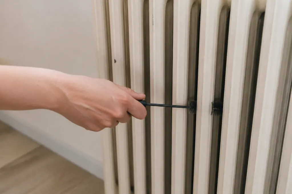Brosse entre les ailettes d un radiateur blanc