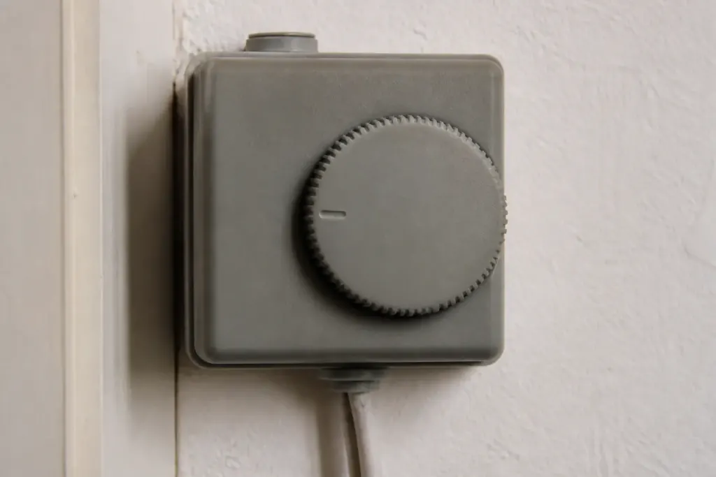 Lettres A B gravees sur boitier thermostat gris