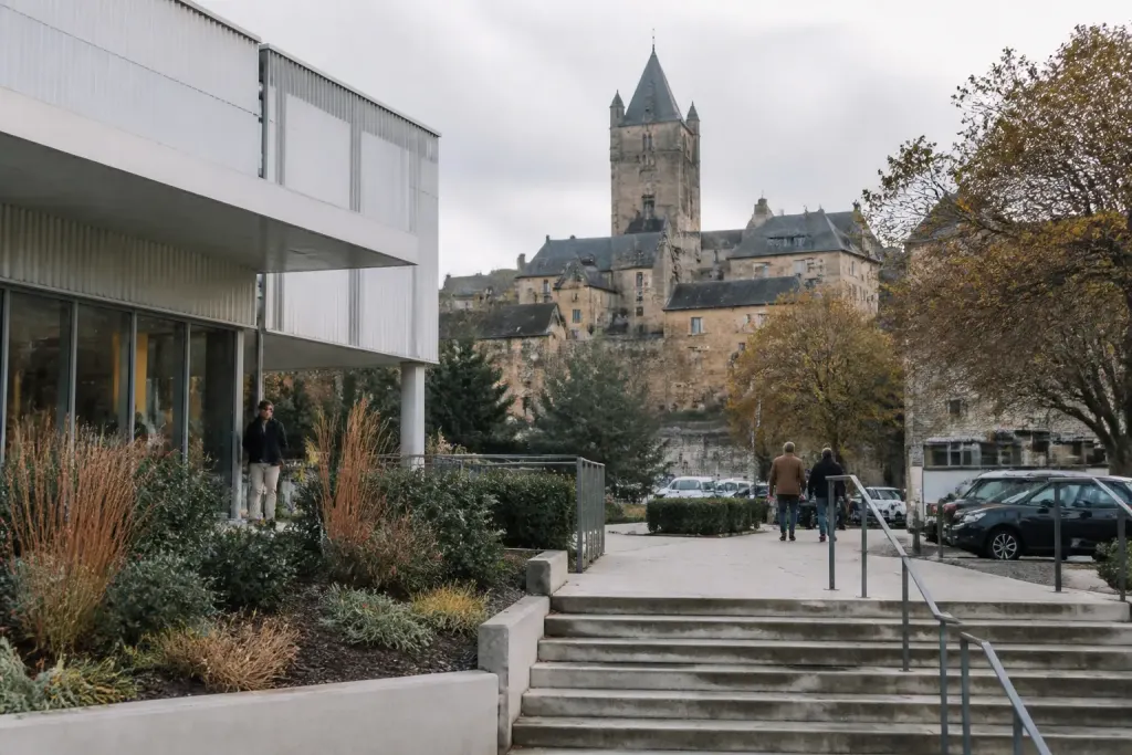 Petite localite avec centre commercial pres ville ancienne