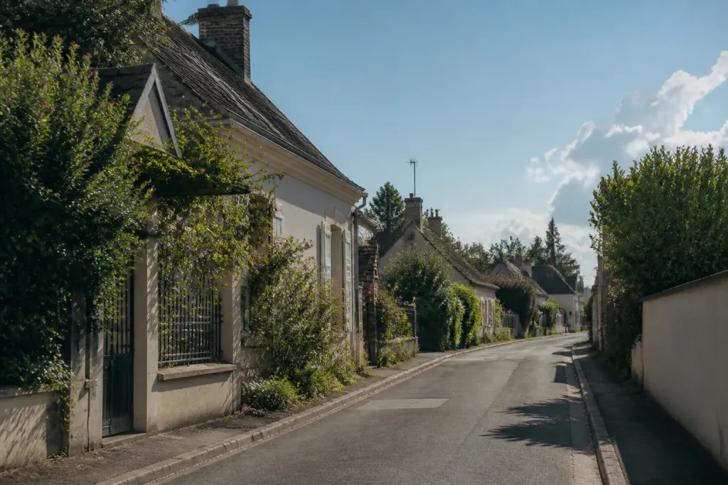 Maisons avec jardins et rues calmes au soleil