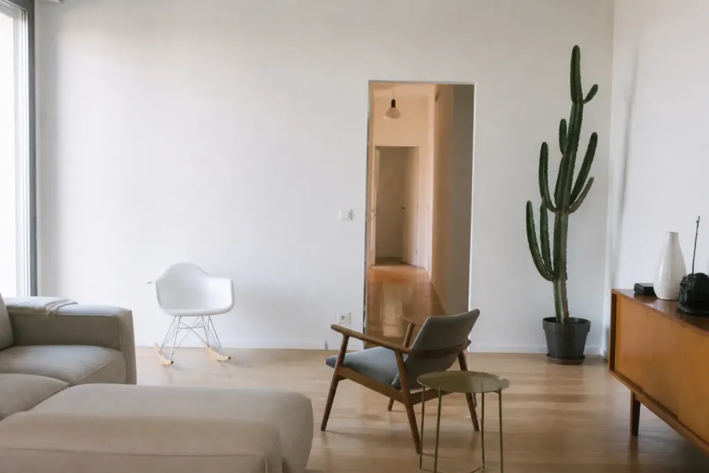 Salon lumineux avec mur blanc et parquet clair