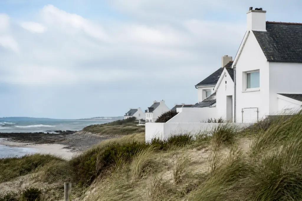 Villas blanches en bord de mer avec dunes